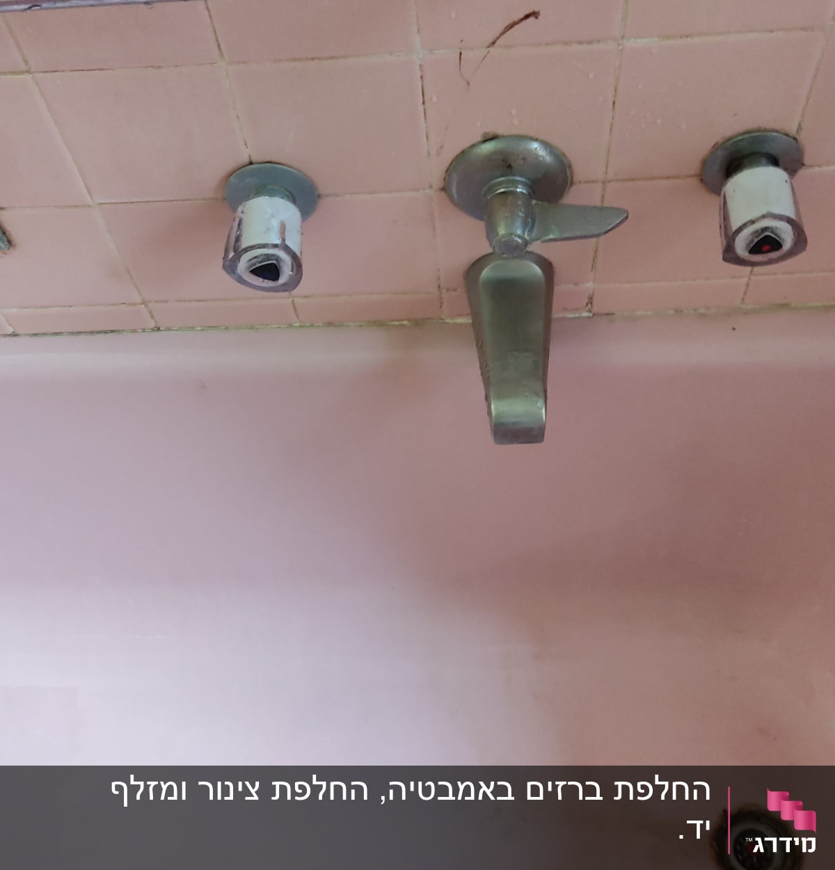 ברז אמבטיה עם ידית מתכת וכפתורי שליטה